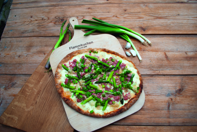 Flammkuchen mit Spargel und Mett